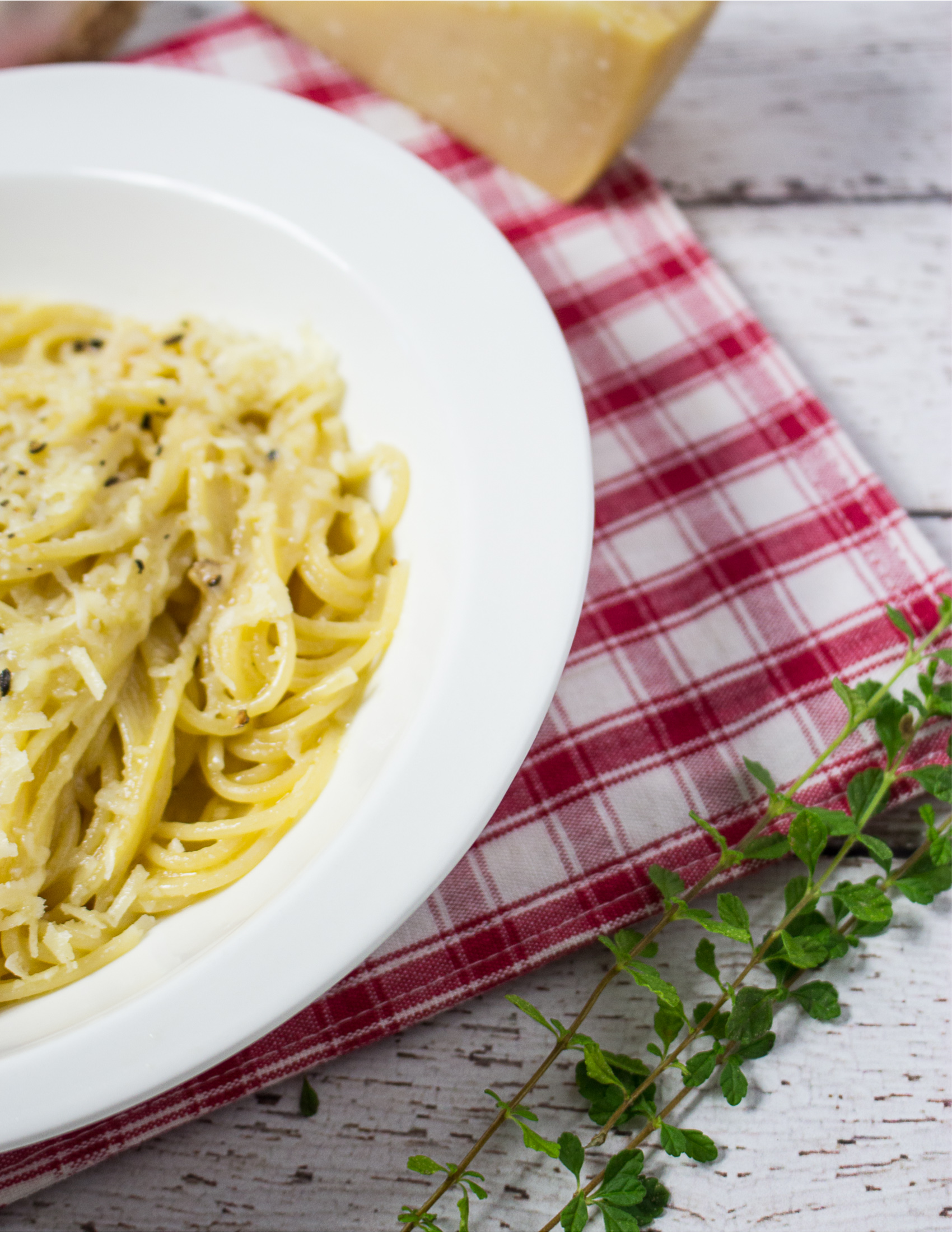 2 Recetas De Espaguetis Cremoso Con Ajo Y Parmesano Y Con Tomates Ajo Y Albahaca Ensalpicadas 2334