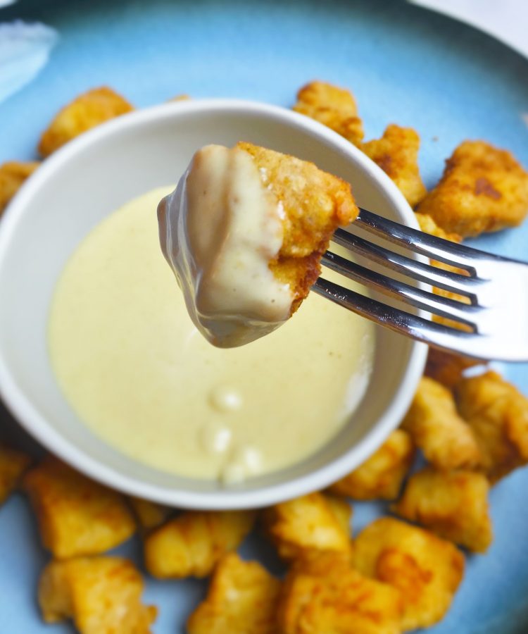 Receta de los mejores nuggets de pollo hechos en casa con salsa de mostaza y miel. www.ensalpicadas.com