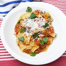 Receta espectacular de pasta con salsa de tomates y berenjena. www.ensalpicadas.com