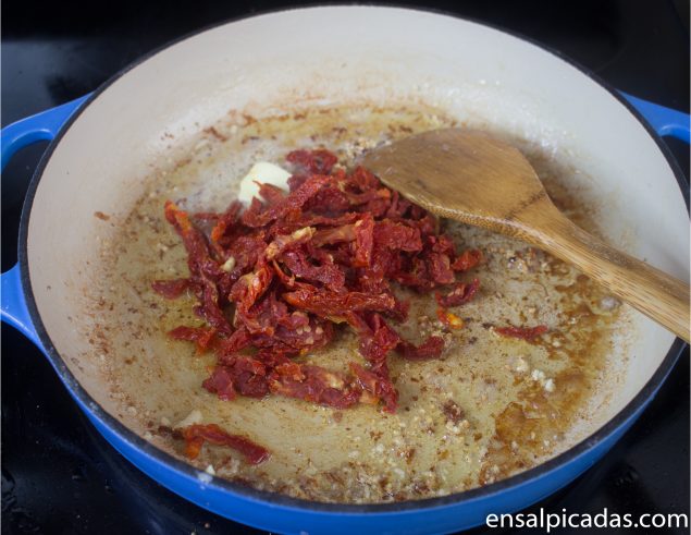 Receta de pasta (macarrones) con carne molida de pavo, tomates secos y espinaca en salsa cremosa.