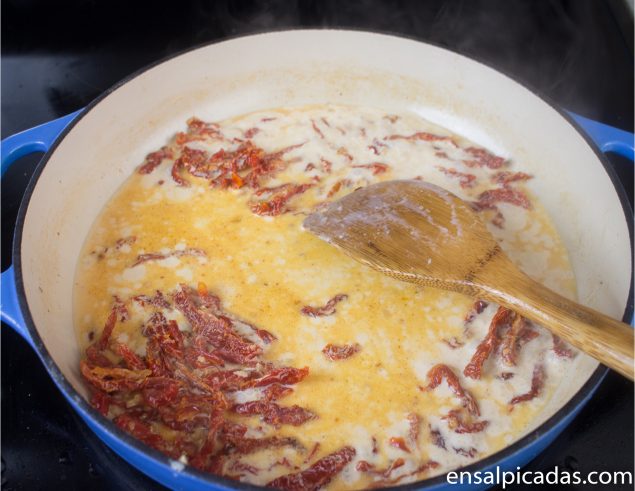 Receta de pasta (macarrones) con carne molida de pavo, tomates secos y espinaca en salsa cremosa.