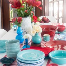 Mesa decorada co n colores rojo, blanco y azul turquesa