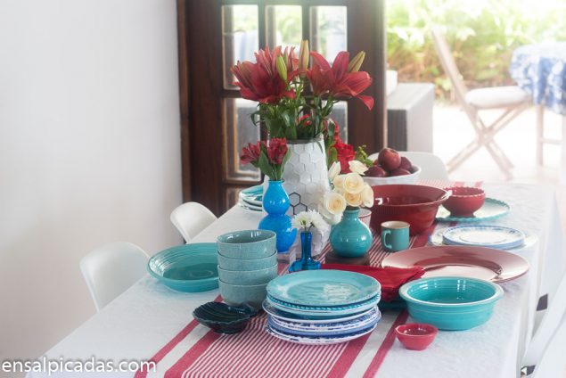 Mesa decorada co n colores rojo, blanco y azul turquesa