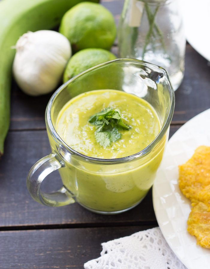 Receta de Mojo Verde. Una salsa verde a base de aguacate cilantro y jugo de lima.