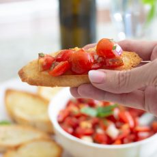 Receta de Bruschetta de Tomate sencilla perfecta para picadera o aperitivo