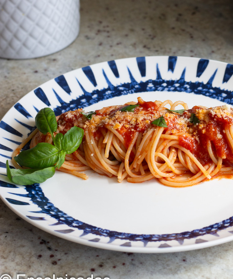 Receta espagueti en salsa de tomates y albahaca