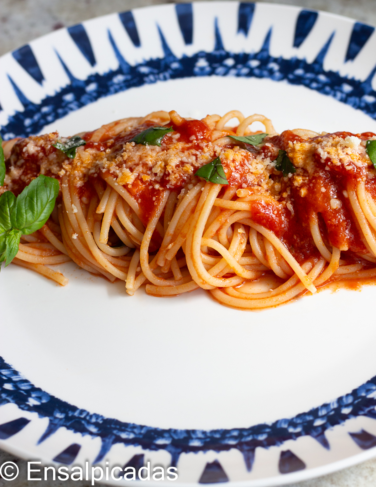 Receta espagueti en salsa de tomates y albahaca